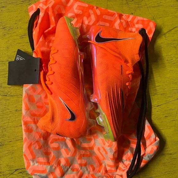 Nike Dynamic Fit Bright Orange Cleats - Picture 5 of 8